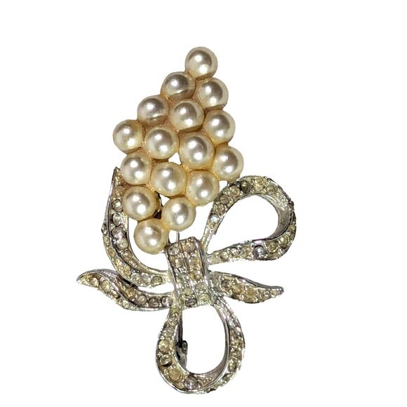 Faux Pearl Cluster Brooch Silver Tone Rhinestone Ribbon Bow Metal Vintage 60s - Picture 2 of 5